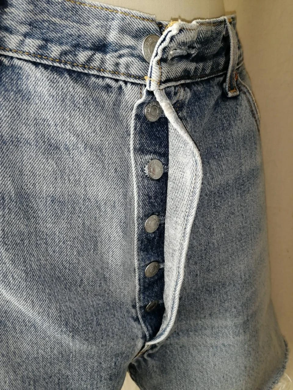 Short en jean bleu clair effet usé à franges "Levi's" 501 – photo 4